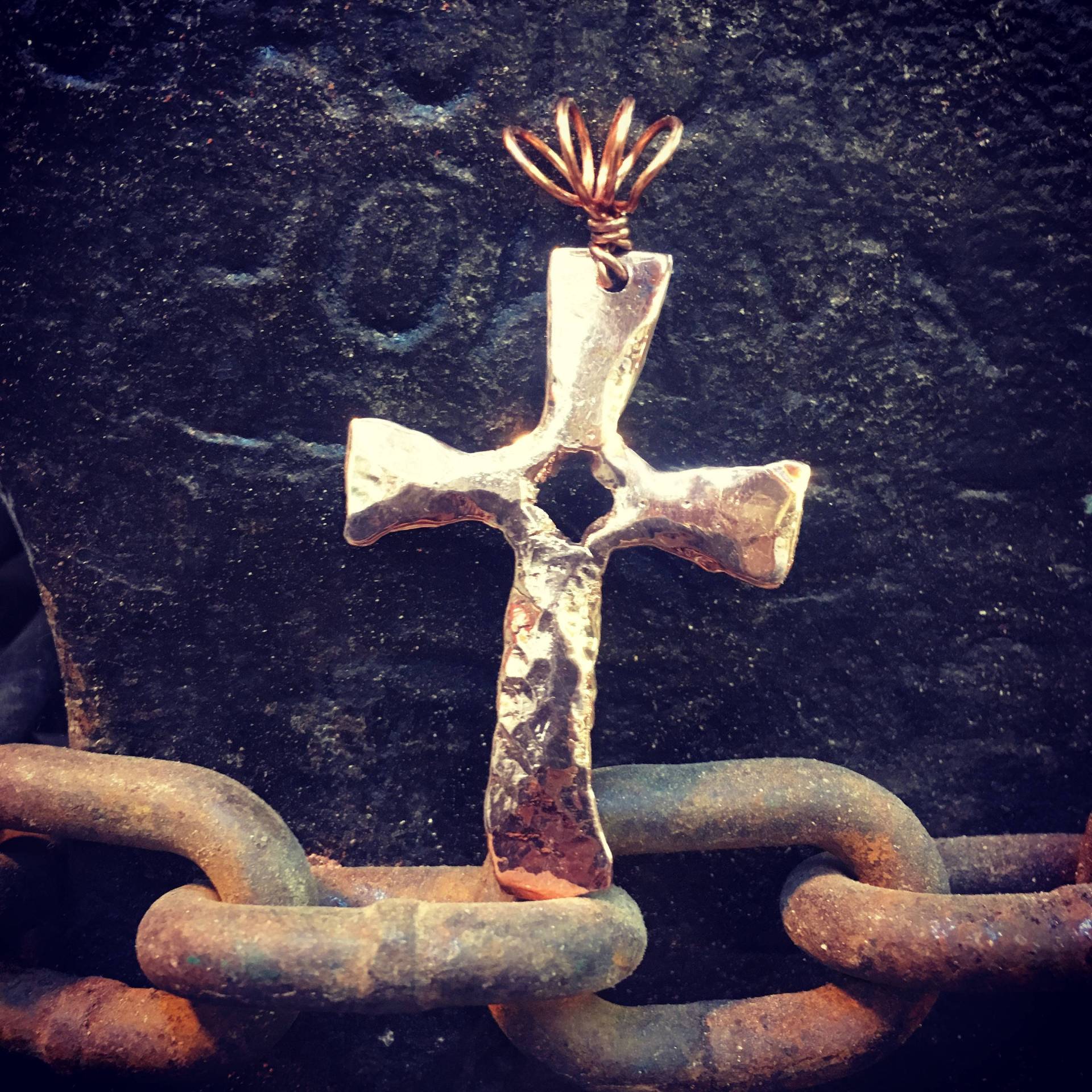 Geschmiedeter Kupfer Kreuz Anhänger Geschmiedeter Kupfer Kreuz Anhänger von Wildandfirecreations