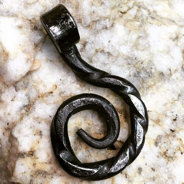 Geschmiedeter Stahl Wirbel Anhänger Geschmiedeter Stahl Wirbel Anhänger von Wildandfirecreations