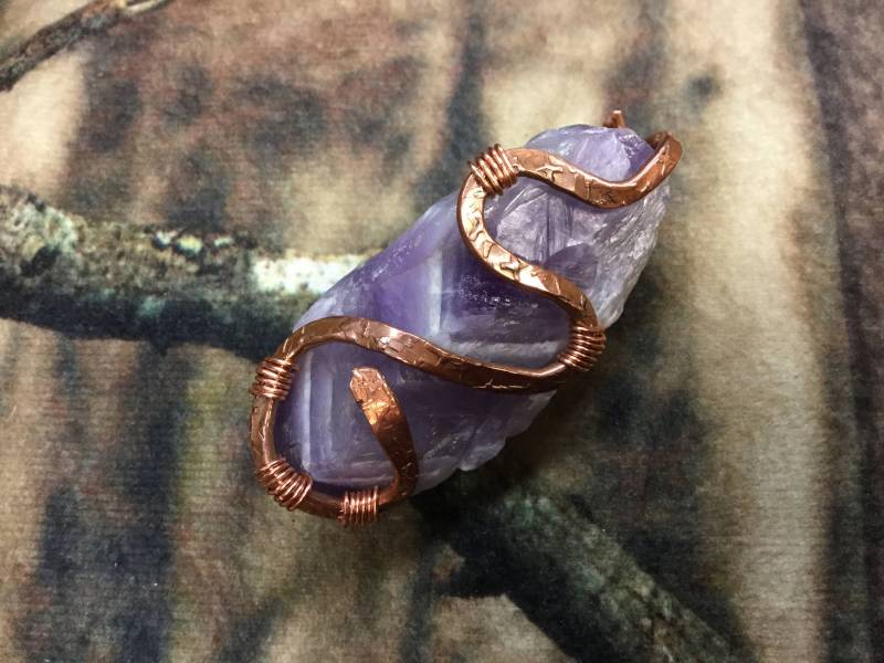 Handgeschmiedete Kupfer Und Kupferdraht Gewickelt Amethyst Anhänger Handgeschmiedete Kupfer Und Kupferdraht Gewickelt Amethyst Anhänger von Wildandfirecreations