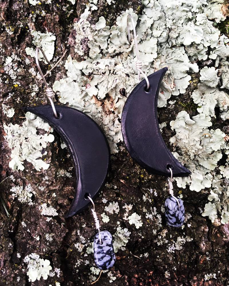 Schwarzes Leder Cresent Ohrringe Mit Schneeflocke Obsidian Steine Schwarzes Leder Cresent Ohrringe Mit Schneeflocke Obsidian Steine von Wildandfirecreations