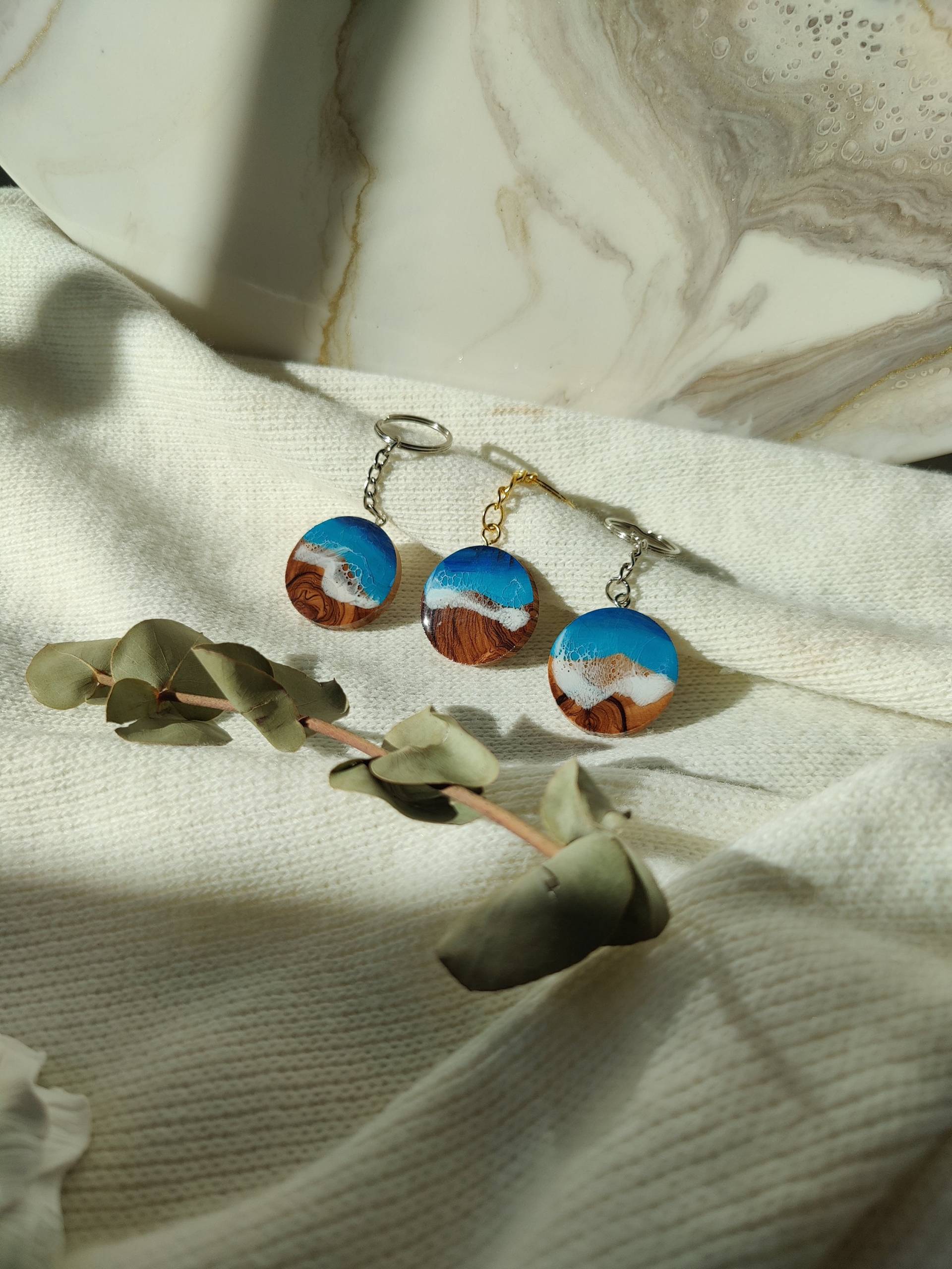 Personalisierbarer Schlüsselanhänger Aus Olivenholz Mit Resin Welle Personalisierbarer Schlüsselanhänger Aus Olivenholz Mit Resin Welle von Wildbachwelle