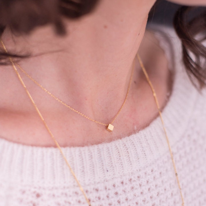 Kurze Halskette Petit Anhänger Würfel Gold Brillant Mit Sehr Feine Kette Maille Kurze Halskette Petit Anhänger Würfel Gold Brillant Mit Sehr Feine Kette Maille von WildbyJessieDaams