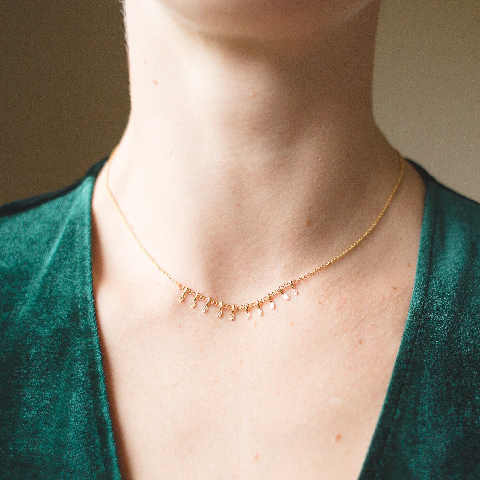 Spark Ras Halskrause Und Zarte Kette Mit Kleinen Hängenden Goldenen Spark Ras Halskrause Und Zarte Kette Mit Kleinen Hängenden Goldenen von WildbyJessieDaams