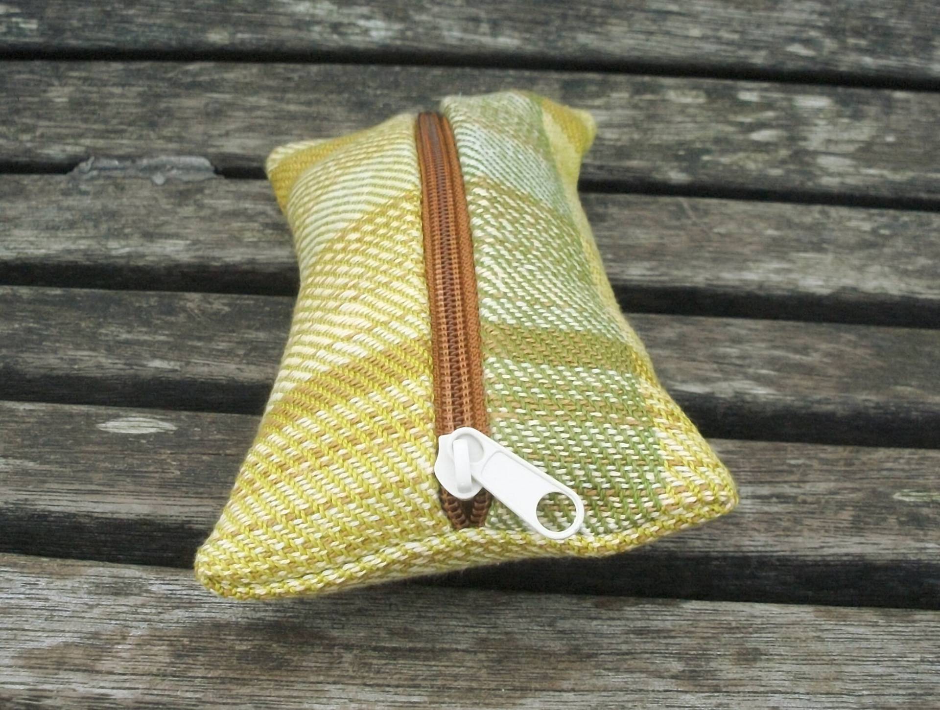 Handgewebtes Mäppchen Für Stifte Kleinigkeiten, Grün Maigrün Braun Beige, Leinen Baumwolle, Organisation in Der Handtasche, 9, 5 X 19 cm Handgewebtes Mäppchen Für Stifte Kleinigkeiten, Grün Maigrün Braun Beige, Leinen Baumwolle, Organisation in Der Handtasche, 9, 5 X 19 cm von WildeWebe