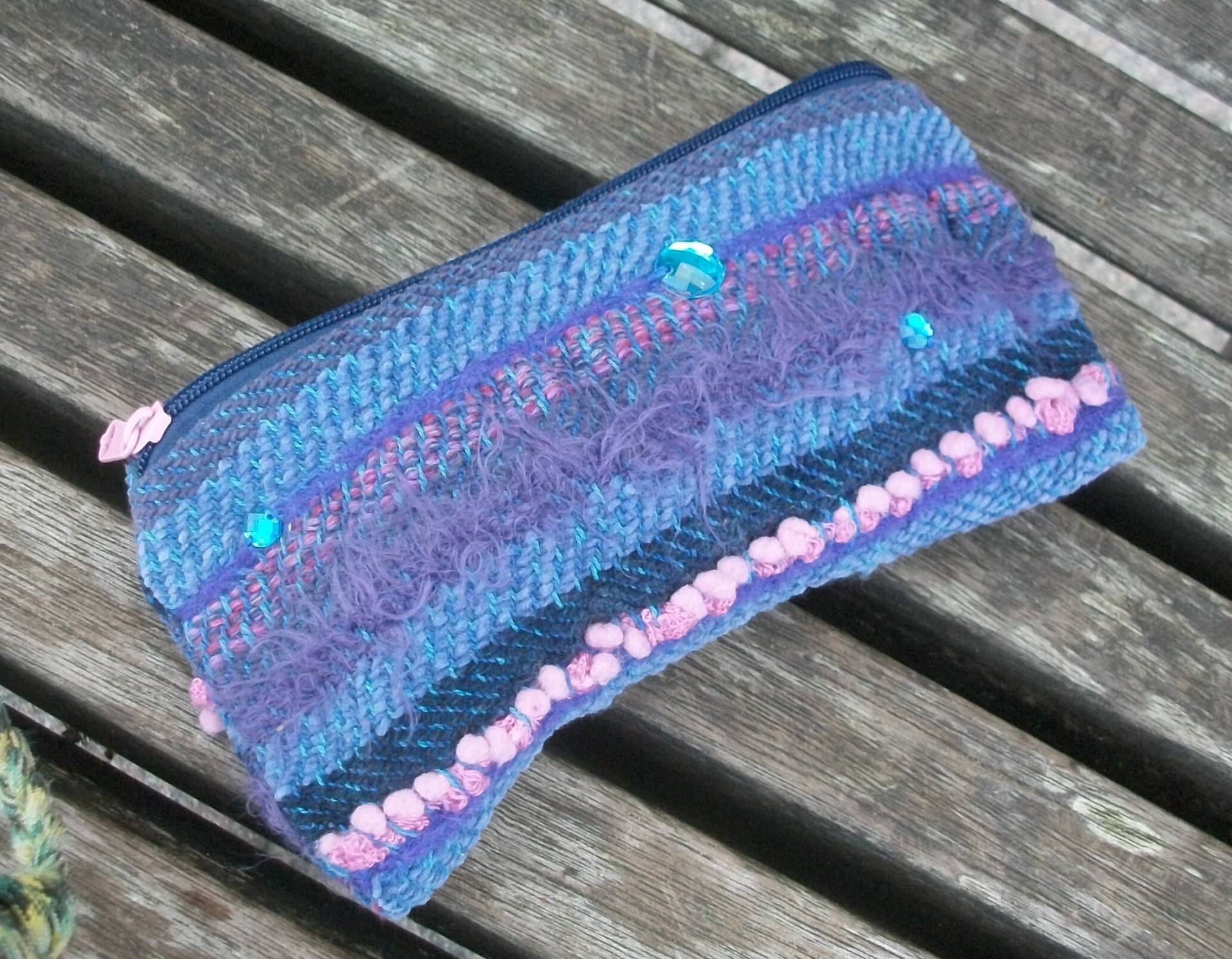 Handgewebtes Mäppchen Für Stifte Und Kleinigkeiten, Blau Lila Rosa, Türkise Pailetten, Struktur Material Mix, Saori, Ordnung Handtasche Handgewebtes Mäppchen Für Stifte Und Kleinigkeiten, Blau Lila Rosa, Türkise Pailetten, Struktur Material Mix, Saori, Ordnung Handtasche von WildeWebe