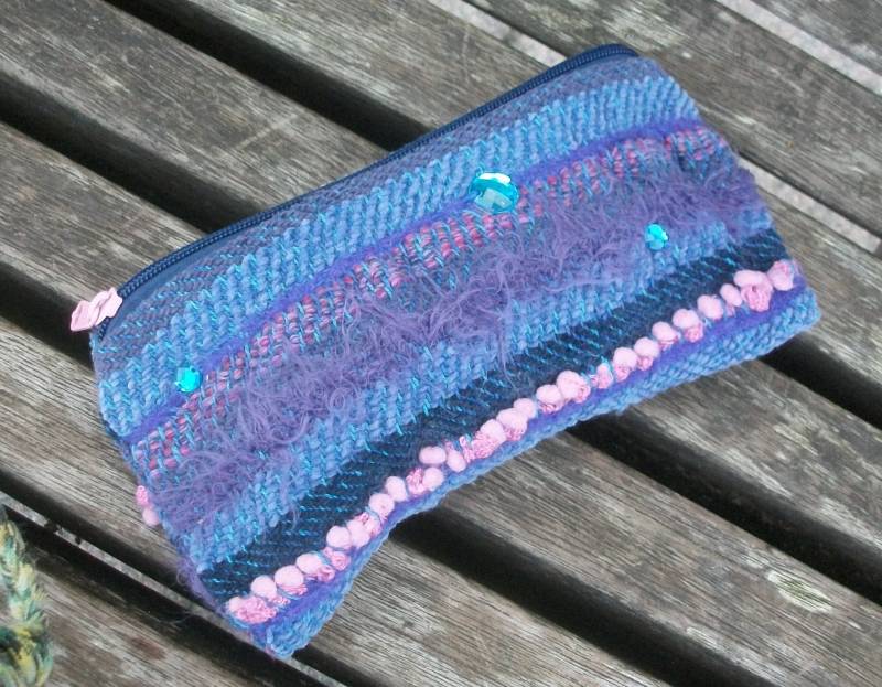 Handgewebtes Mäppchen Für Stifte Und Kleinigkeiten, Blau Lila Rosa, Türkise Pailetten, Struktur Material Mix, Saori, Ordnung Handtasche Handgewebtes Mäppchen Für Stifte Und Kleinigkeiten, Blau Lila Rosa, Türkise Pailetten, Struktur Material Mix, Saori, Ordnung Handtasche von WildeWebe