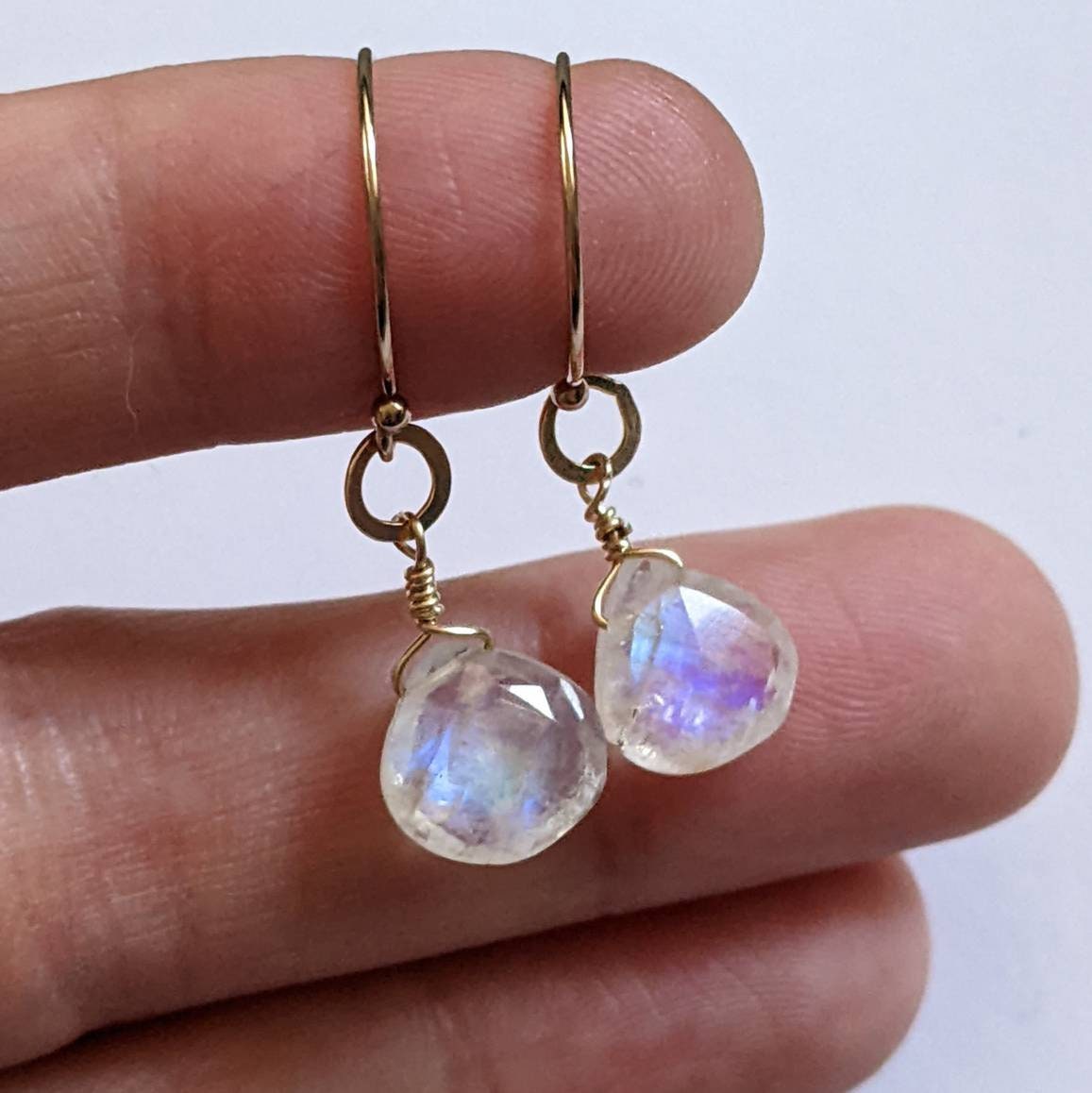 Gold Filled Regenbogen Mondstein Ohrring Gold Filled Regenbogen Mondstein Ohrring von WildeWire