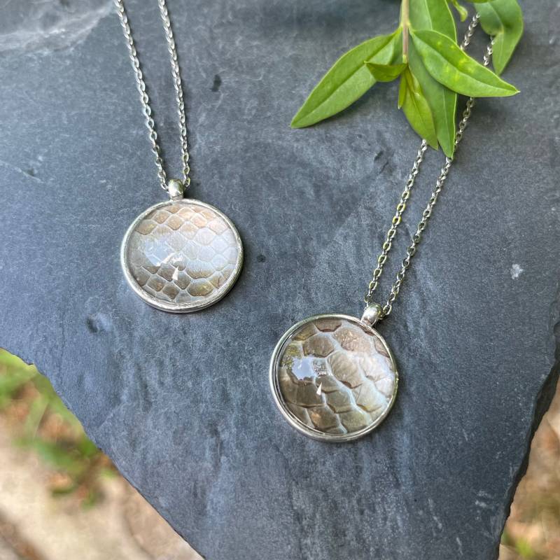 Silberne Schlangenkette Mit Rundem Anhänger Silberne Schlangenkette Mit Rundem Anhänger von WildeWunderkammer