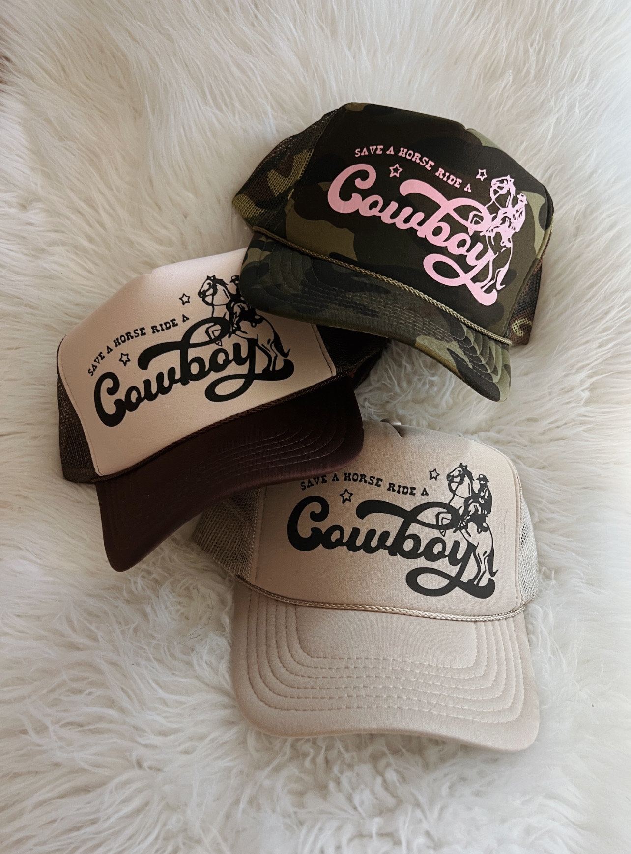 Sparen Sie Eine Pferdefahrt Ein Cowboy Trucker Hat Sparen Sie Eine Pferdefahrt Ein Cowboy Trucker Hat von WilderMadeCo