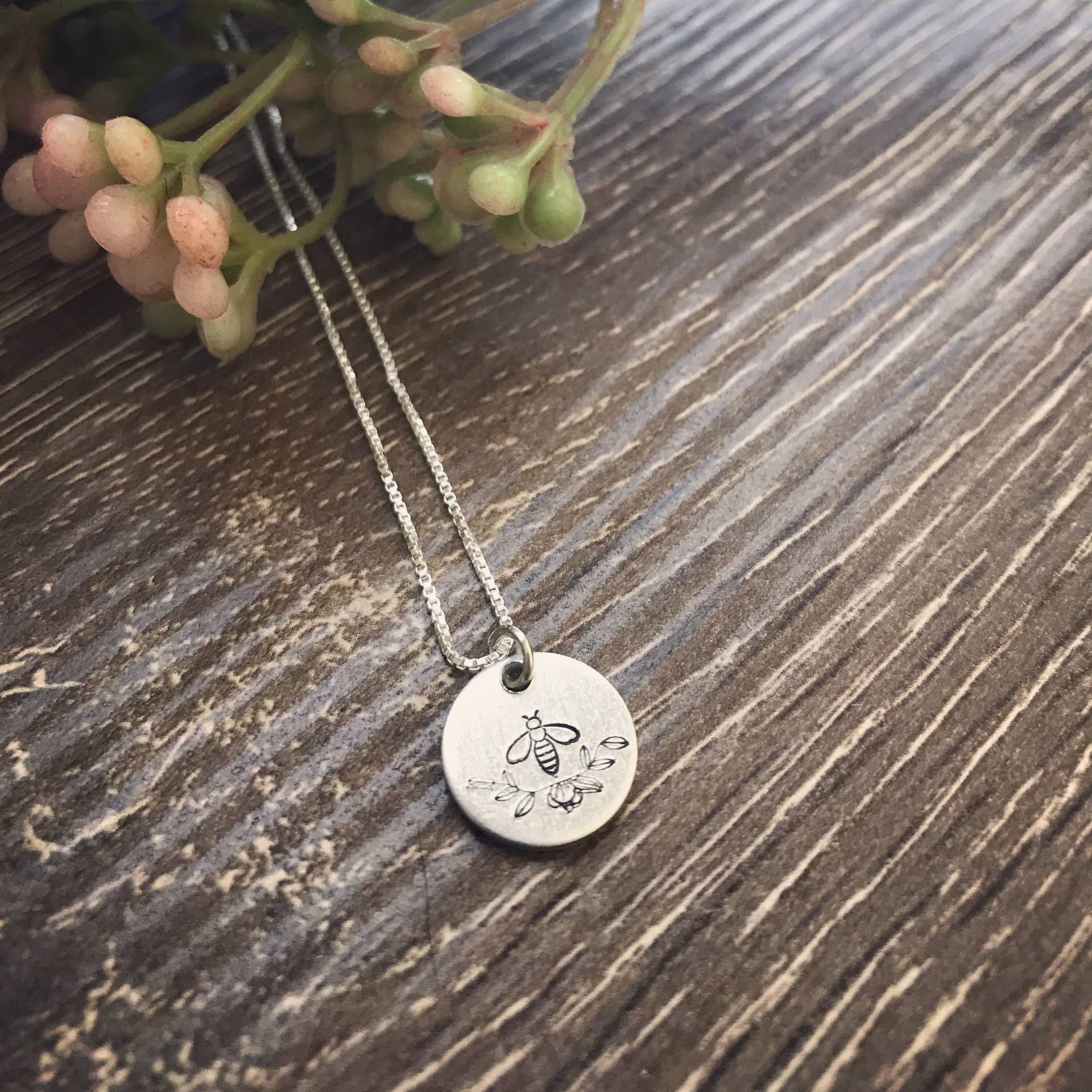 Bee Branch-"Es Ist Nicht So Sehr, Wie Beschäftigt Man Ist, Sondern Warum Ist. Die Biene Wird Gelobt. Mücke Geschwölbt. " von WildernessDesignsHSJ