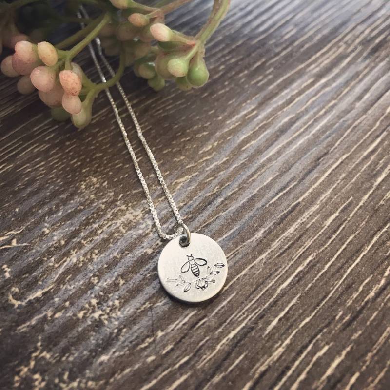 Bee Branch-"Es Ist Nicht So Sehr, Wie Beschäftigt Man Ist, Sondern Warum Ist. Die Biene Wird Gelobt. Mücke Geschwölbt. " von WildernessDesignsHSJ