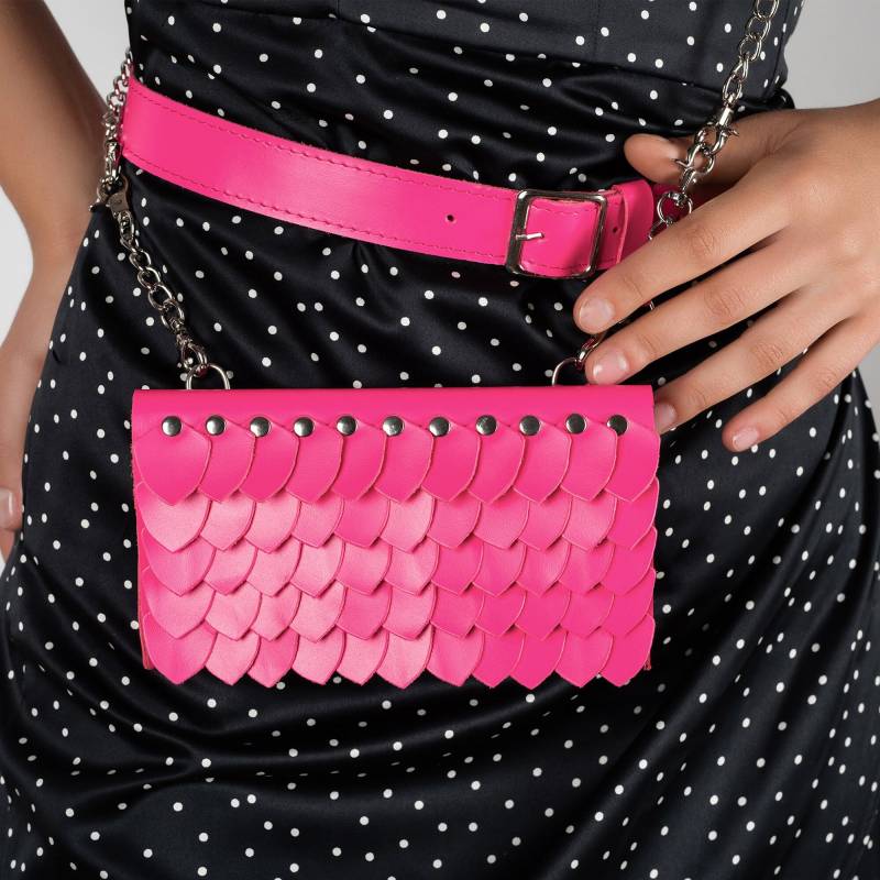 Pinke Drachenschuppen Leder Mini Tasche Crossbody Gürteltasche von Wilderoe