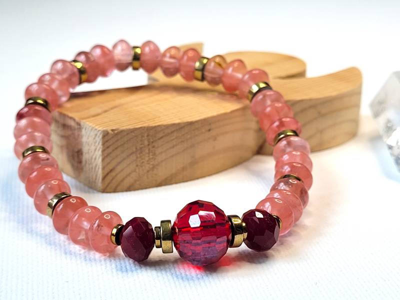 Armband | I Love Red Elastisch Kirschquarz Rot Hämatit Gold Glasschliffperlen Perlenarmband Elegantes Boho Lässig Schönes Geschenk von WildesHerzHH