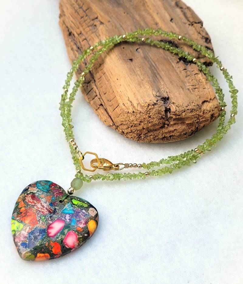 Halskette | Mein Herz Gehört Dir 54 cm Peridotsplitter Anhänger Aus Sedimentjaspis Boho Individuell Romantisch Schönes Geschenk Halskette | Mein Herz Gehört Dir 54 cm Peridotsplitter Anhänger Aus Sedimentjaspis Boho Individuell Romantisch Schönes Geschenk von WildesHerzHH