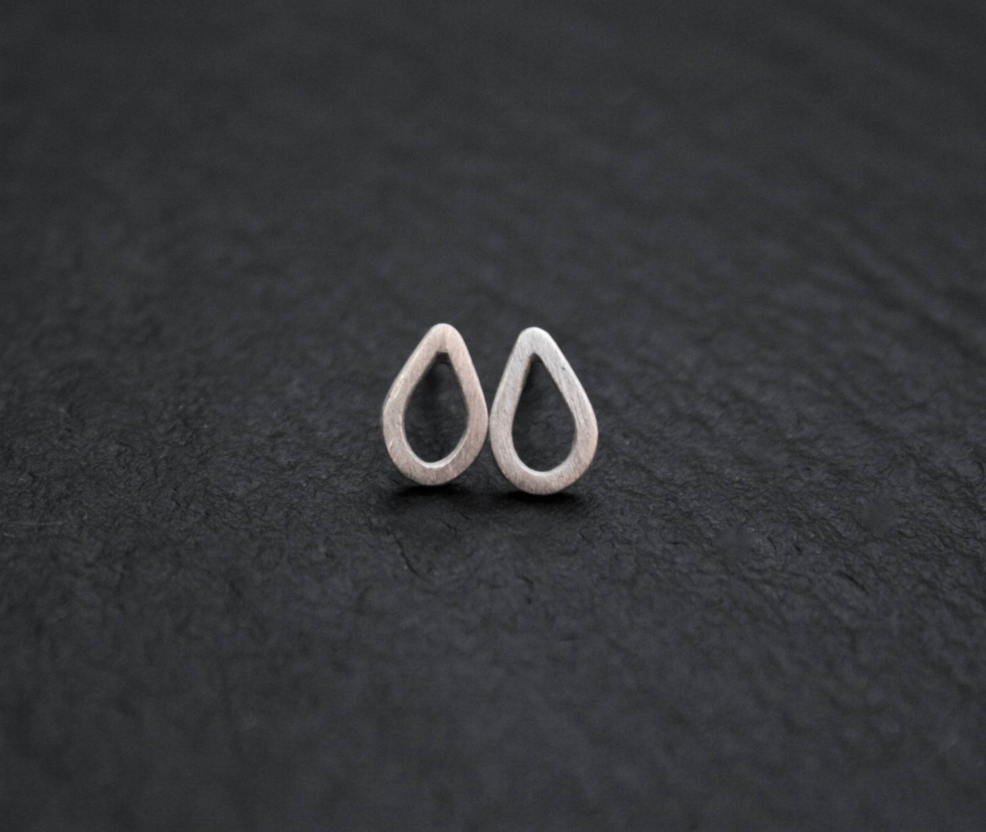 Kleine Silber Teardrop Ohrstecker, Handgemachte Ohrringe, Silberschmuck, Weibliche Regentropfen, Einzigartig, Ungewöhnlich, Damen Geschenkideen von WildfireDesignsUK