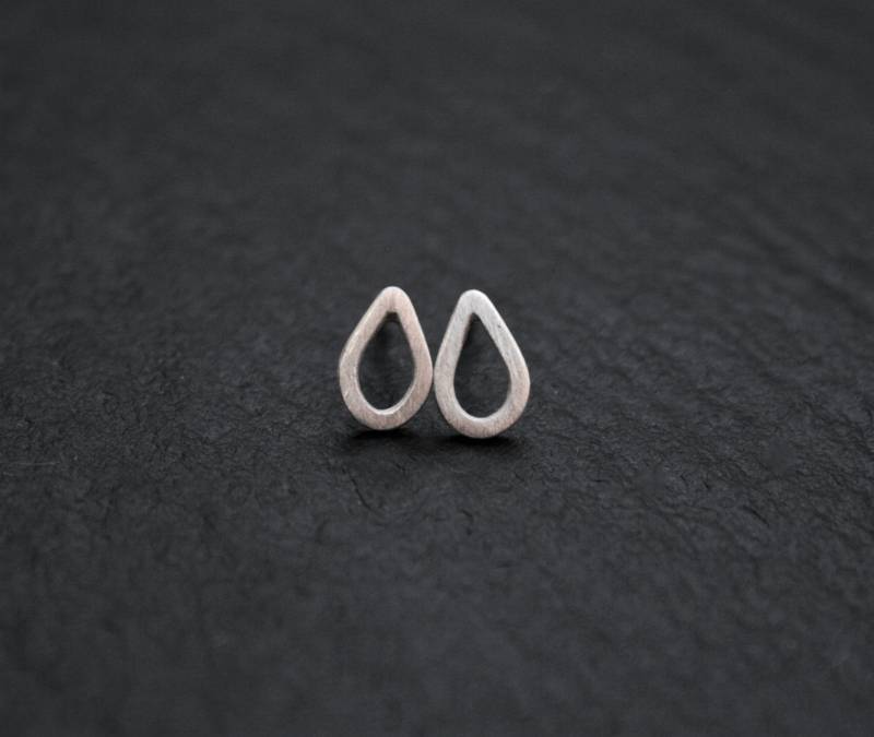 Kleine Silber Teardrop Ohrstecker, Handgemachte Ohrringe, Silberschmuck, Weibliche Regentropfen, Einzigartig, Ungewöhnlich, Damen Geschenkideen von WildfireDesignsUK