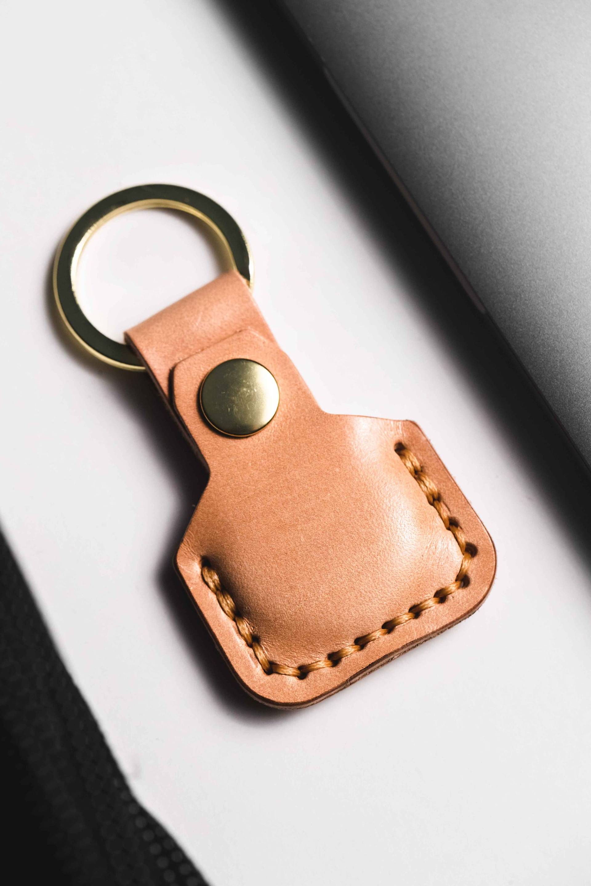 Airtag Schlüsselanhänger Aus Leder Handgefertigtes Pflanzlich Gegerbtes Lederetui Airtag Schlüsselanhänger Aus Leder Handgefertigtes Pflanzlich Gegerbtes Lederetui von WildflowerCoLeather