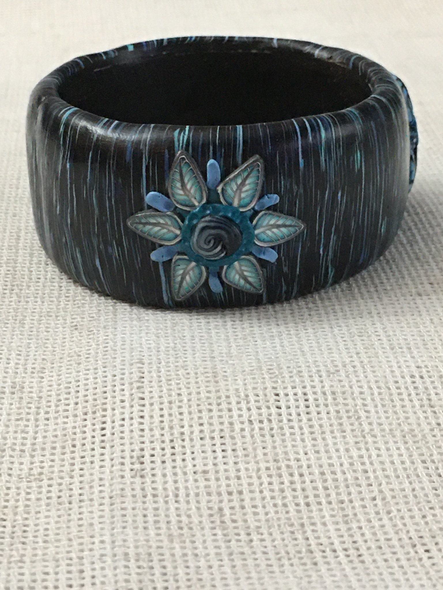 Polymer Clay Armband - Blau Floral Auf Schwarz Polymer Clay Armband - Blau Floral Auf Schwarz von WildflowerInkBoutiqk