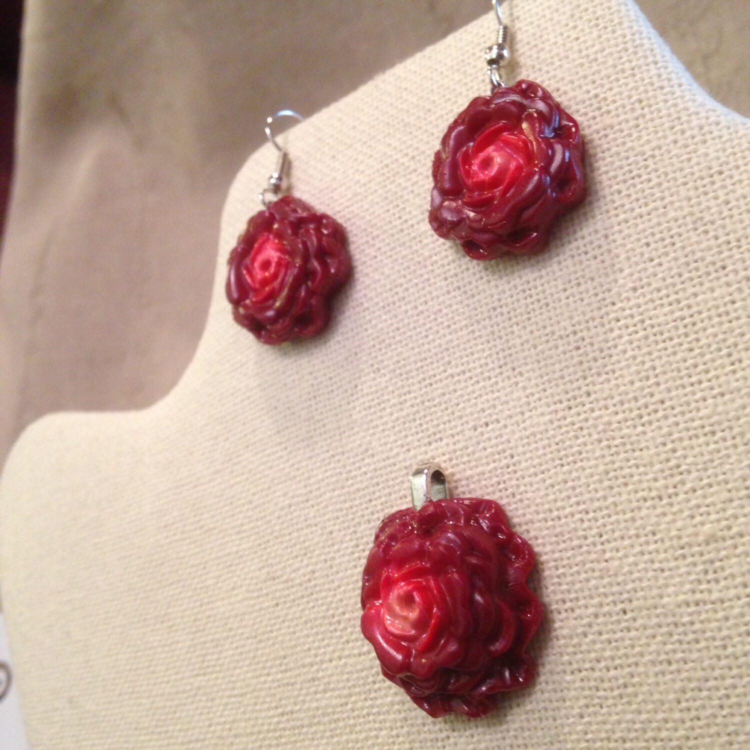 Polymer Clay Halskette Und Ohrringe in Faux Dyed Rot Burgund Koralle Blume Polymer Clay Halskette Und Ohrringe in Faux Dyed Rot Burgund Koralle Blume von WildflowerInkBoutiqk