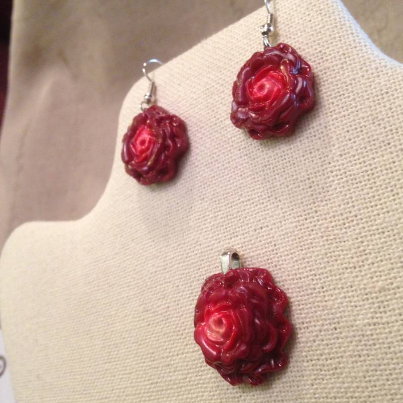 Polymer Clay Halskette Und Ohrringe in Faux Dyed Rot Burgund Koralle Blume Polymer Clay Halskette Und Ohrringe in Faux Dyed Rot Burgund Koralle Blume von WildflowerInkBoutiqk