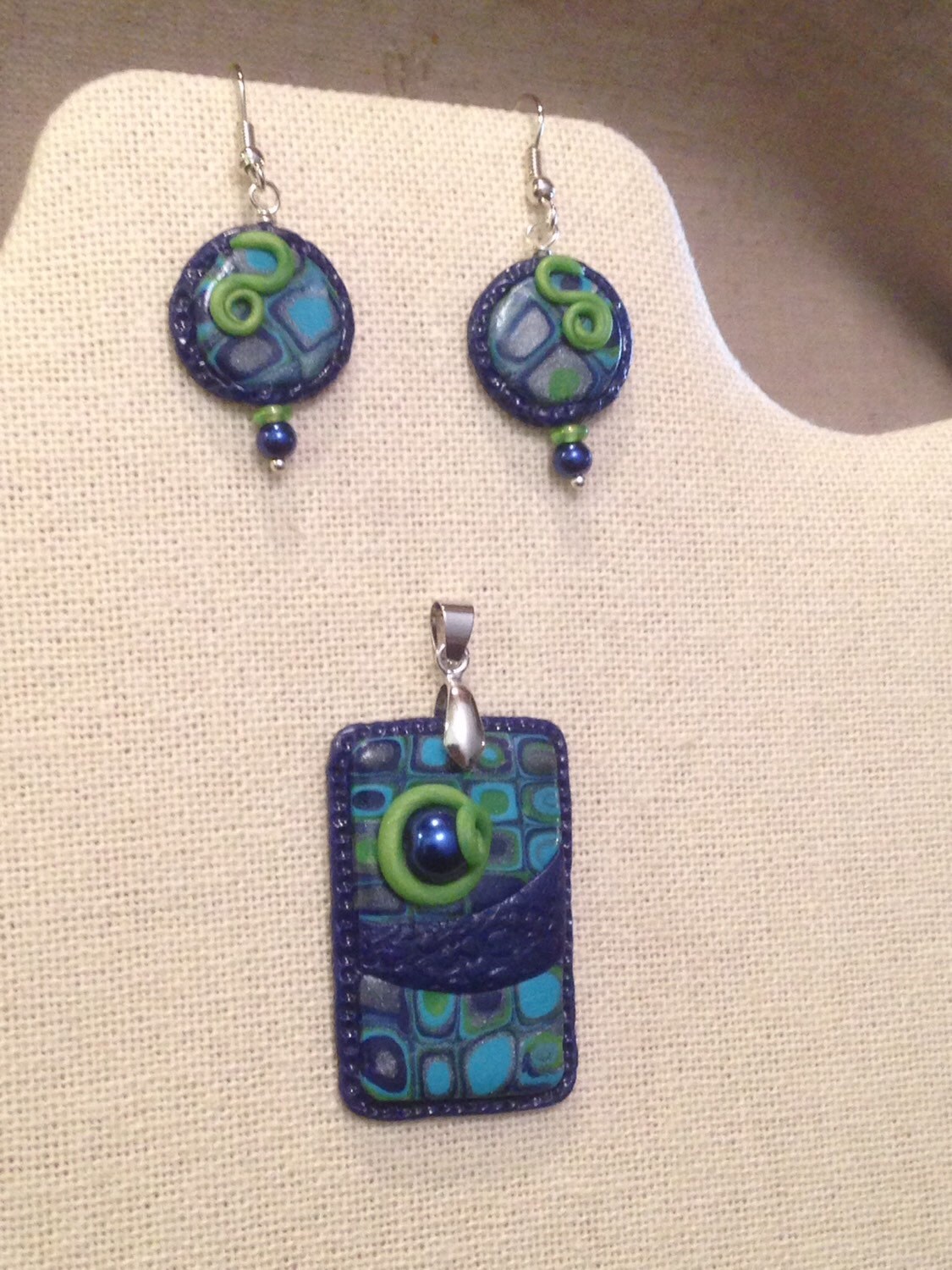 Polymer Clay Halskette Und Ohrringe in Grün, Marineblau Silber Polymer Clay Halskette Und Ohrringe in Grün, Marineblau Silber von WildflowerInkBoutiqk