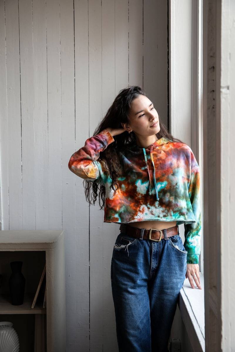 Pfirsich & Grün Kurzer Hoodie - Tie Dye Layering Piece Pfirsich & Grün Kurzer Hoodie - Tie Dye Layering Piece von Wildflowerdyes