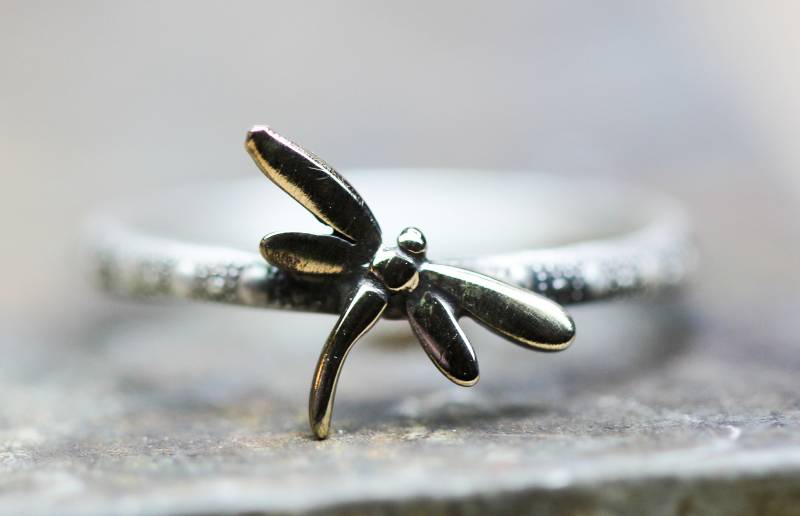 Libelle Ring Sterling Silber Und Bronze Stapelring Beliebige Größe Libelle Ring Sterling Silber Und Bronze Stapelring Beliebige Größe von WildflowyrJewelry