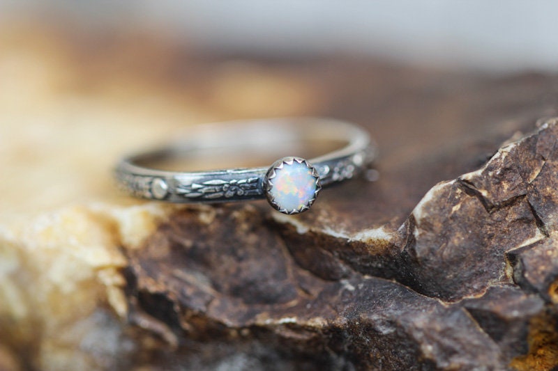 Opal Ring Massives Sterling Silber Von Aaa Qualität Vollmond Blumen Band Oktober Geburtsstein von WildflowyrJewelry