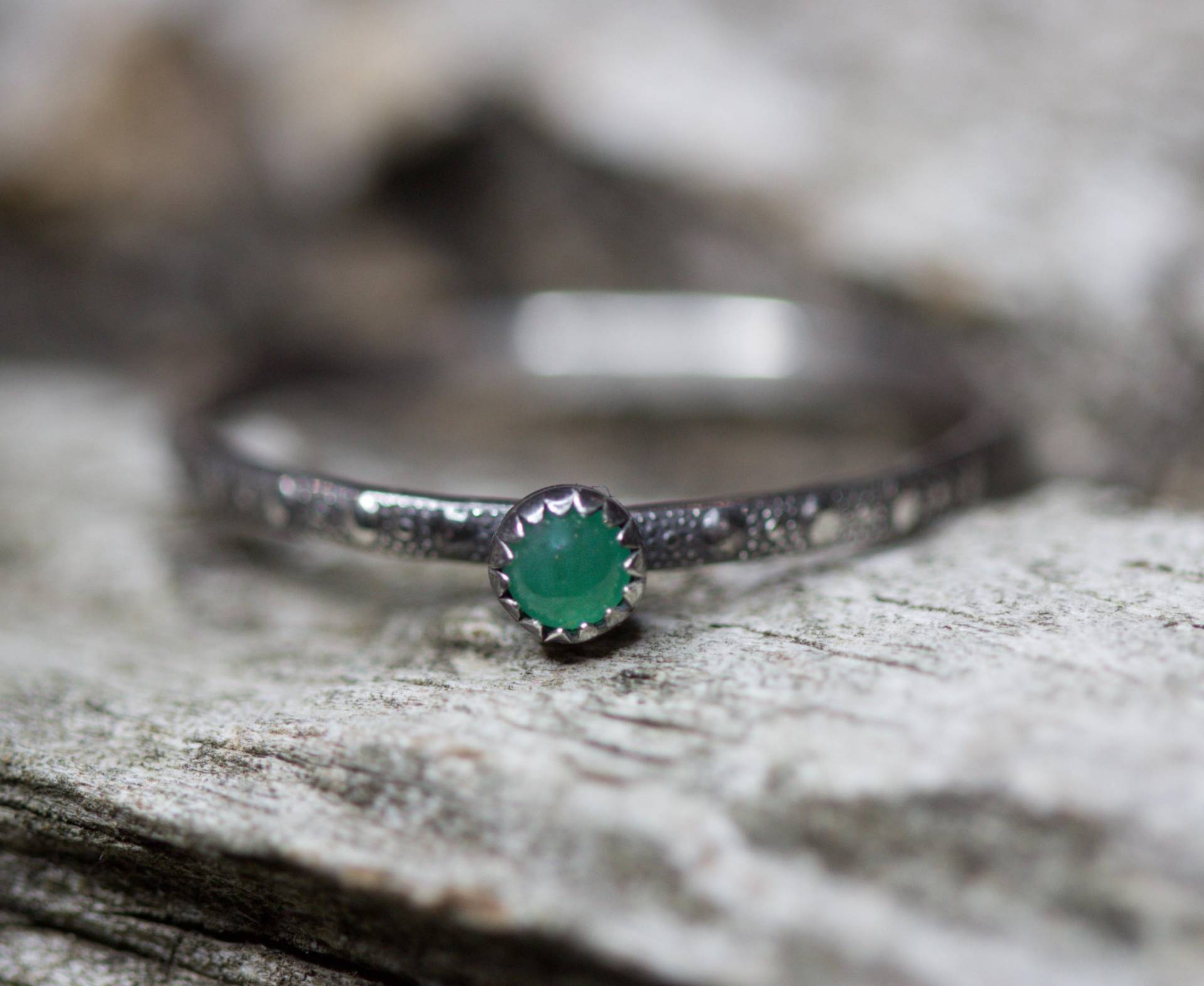 Smaragd Stapelring Echter Kleiner Mai Ring Massiv Sterling von WildflowyrJewelry