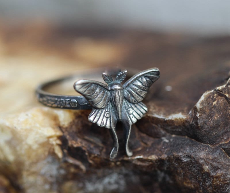 Luna Motten Ring Symbol Der Wiedergeburt Massiv Sterling Silber Vollmond Blumen Band Jeder Größe Luna Motten Ring Symbol Der Wiedergeburt Massiv Sterling Silber Vollmond Blumen Band Jeder Größe von WildflowyrSpirit