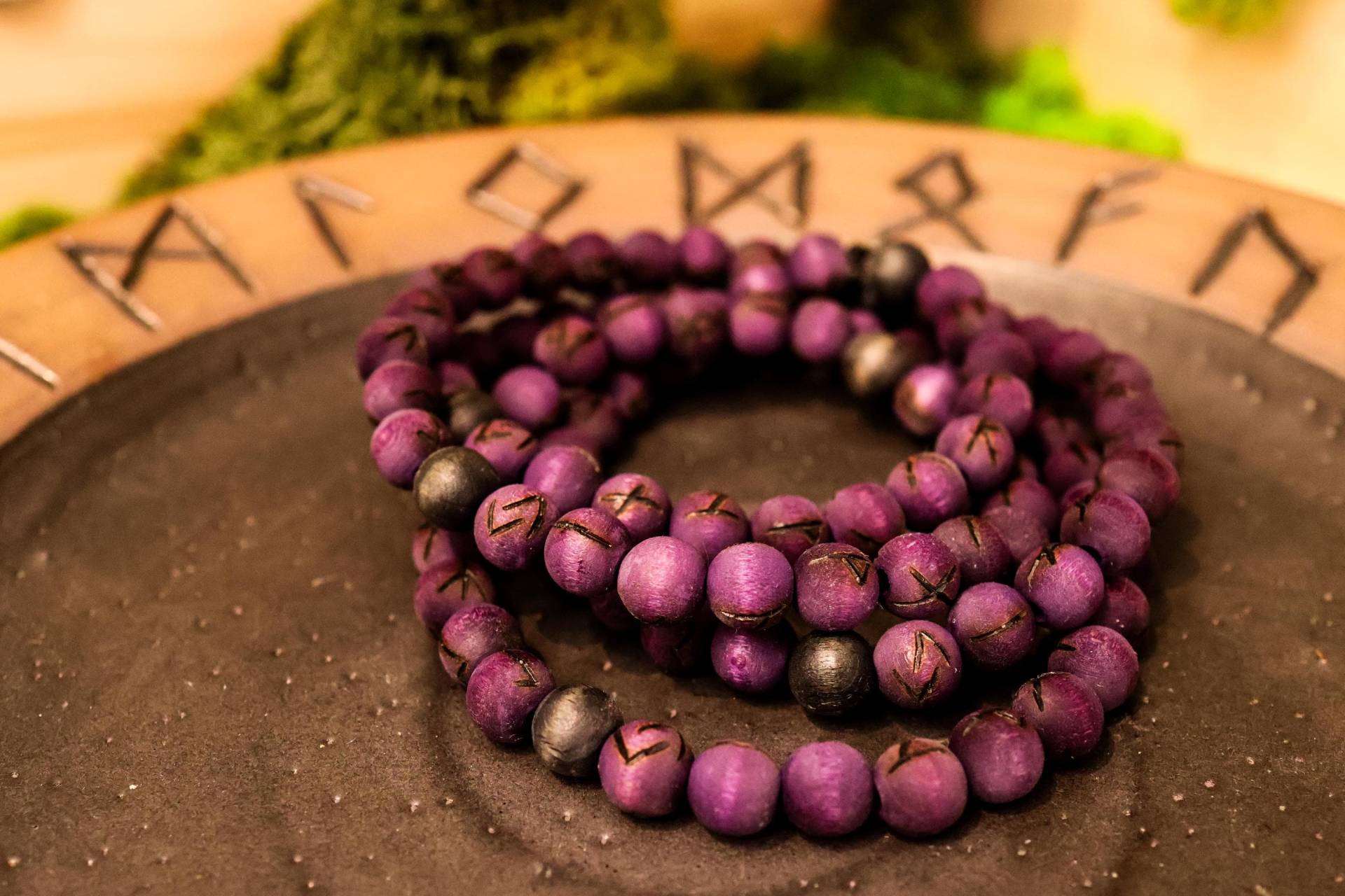 Handgefertigte Runenkette | Wikingerkette Runen Wikingerschmuck Holzkette Älteres Futhark Handgefertigte Runenkette | Wikingerkette Runen Wikingerschmuck Holzkette Älteres Futhark von Wildhexerey