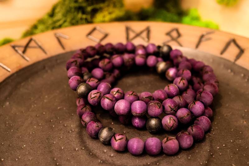 Handgefertigte Runenkette | Wikingerkette Runen Wikingerschmuck Holzkette Älteres Futhark Handgefertigte Runenkette | Wikingerkette Runen Wikingerschmuck Holzkette Älteres Futhark von Wildhexerey