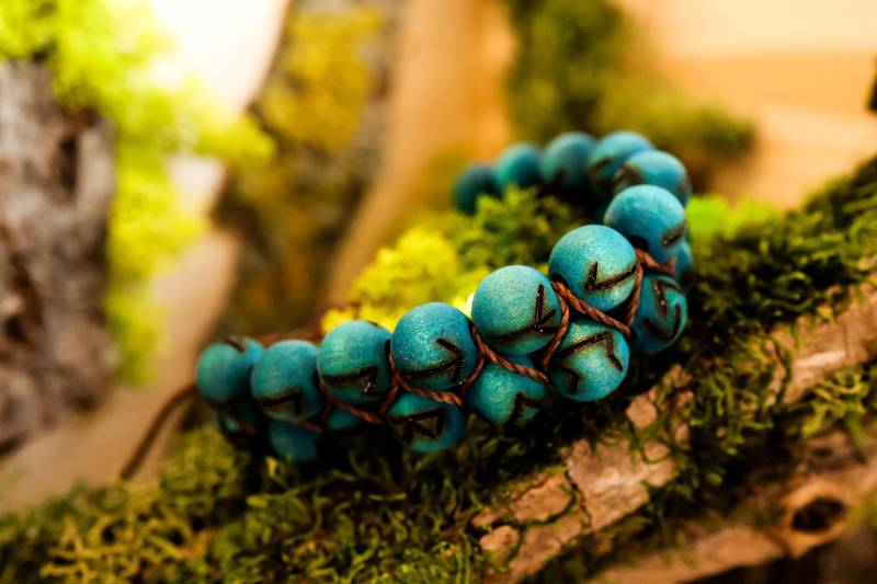 Handgefertigtes Runen Armband | Altes Futhark Makramee Holz Wikinger Schmuck Handgefertigtes Runen Armband | Altes Futhark Makramee Holz Wikinger Schmuck von Wildhexerey