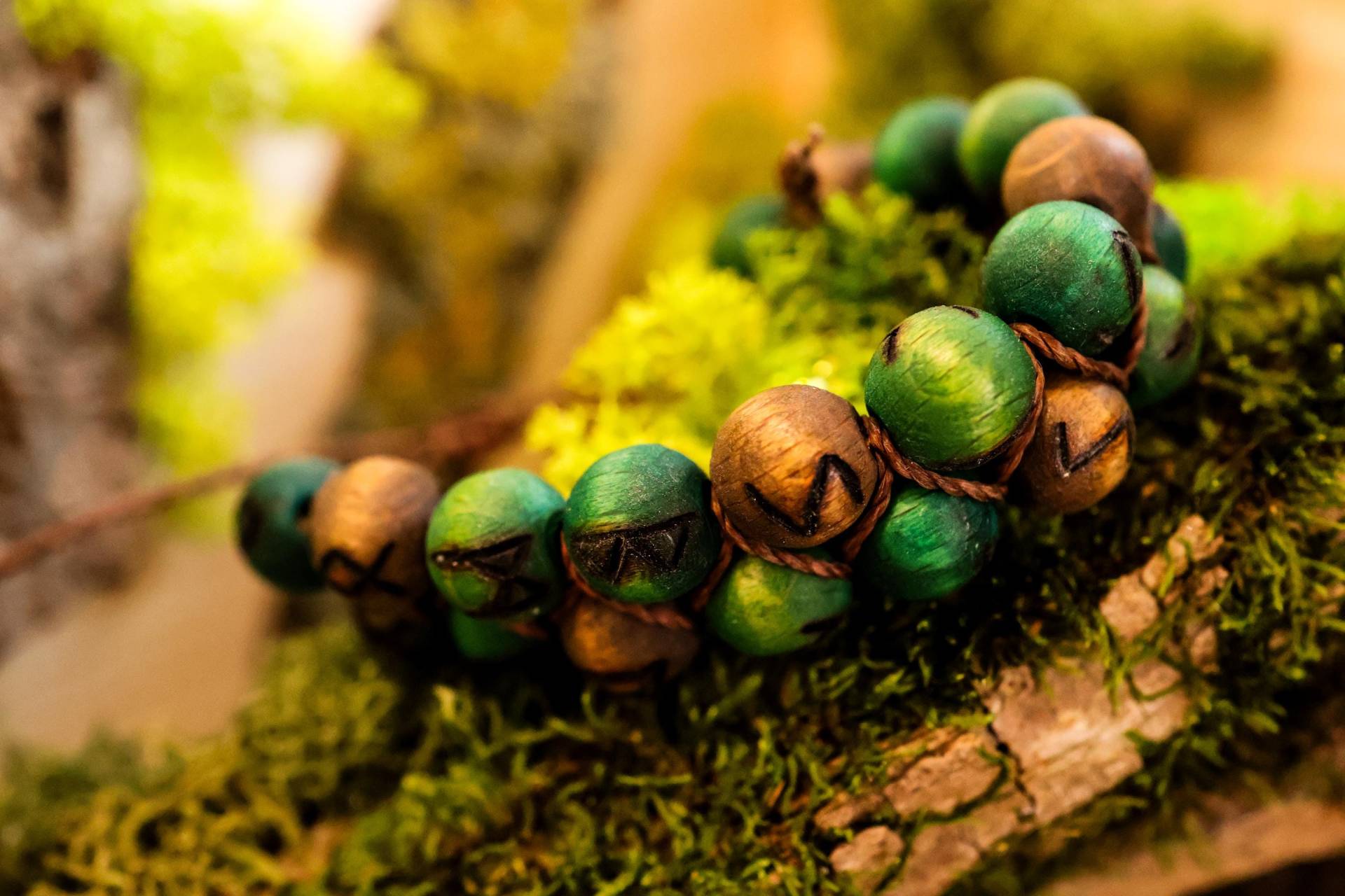 Handgefertigtes Runen Armband | Altes Futhark Makramee Holz Wikinger Schmuck Handgefertigtes Runen Armband | Altes Futhark Makramee Holz Wikinger Schmuck von Wildhexerey