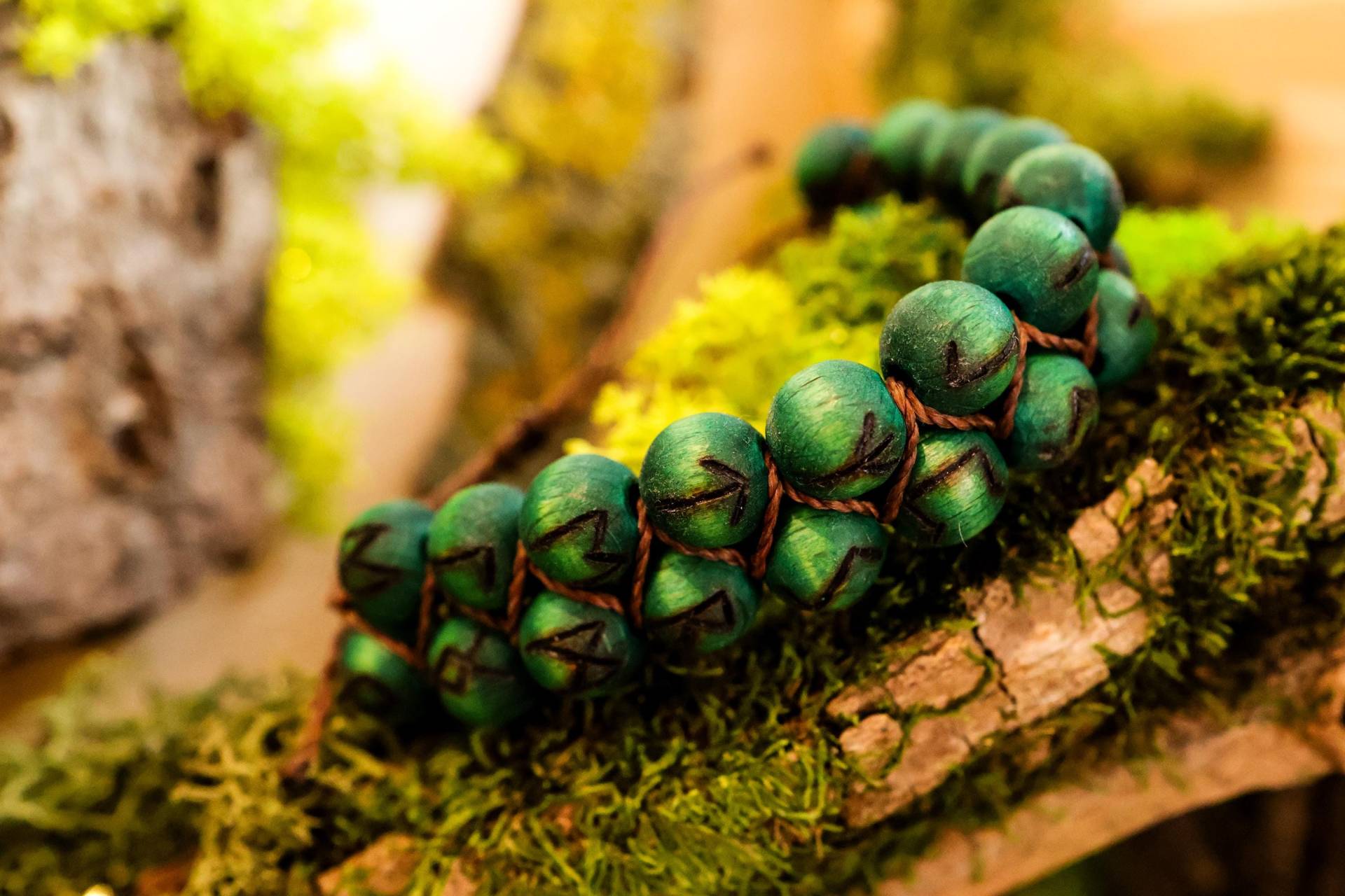 Handgefertigtes Runen Armband | Altes Futhark Makramee Holz Wikinger Schmuck Handgefertigtes Runen Armband | Altes Futhark Makramee Holz Wikinger Schmuck von Wildhexerey