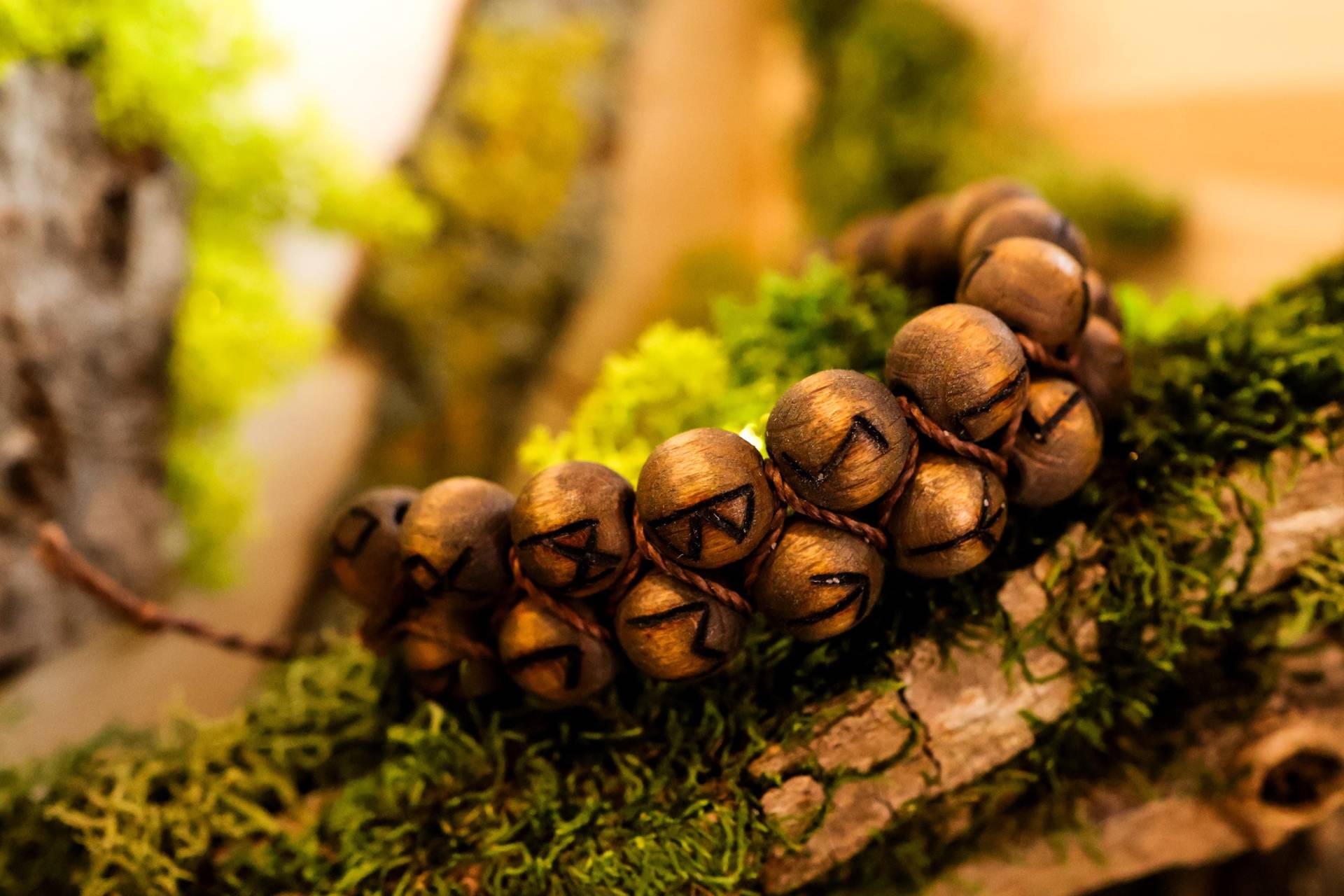 Handgefertigtes Runen Armband | Altes Futhark Makramee Holz Wikinger Schmuck Handgefertigtes Runen Armband | Altes Futhark Makramee Holz Wikinger Schmuck von Wildhexerey