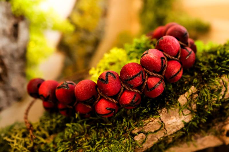 Handgefertigtes Runen Armband | Altes Futhark Makramee Holz Wikinger Schmuck Handgefertigtes Runen Armband | Altes Futhark Makramee Holz Wikinger Schmuck von Wildhexerey