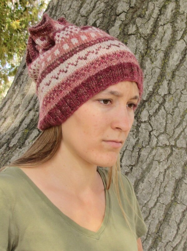 Handgepunkelte Handknit Cowl/Mütze. Slouchy Wollmütze. Pink/Weiß/Rot/Braun Design. Ooak von Wildknits