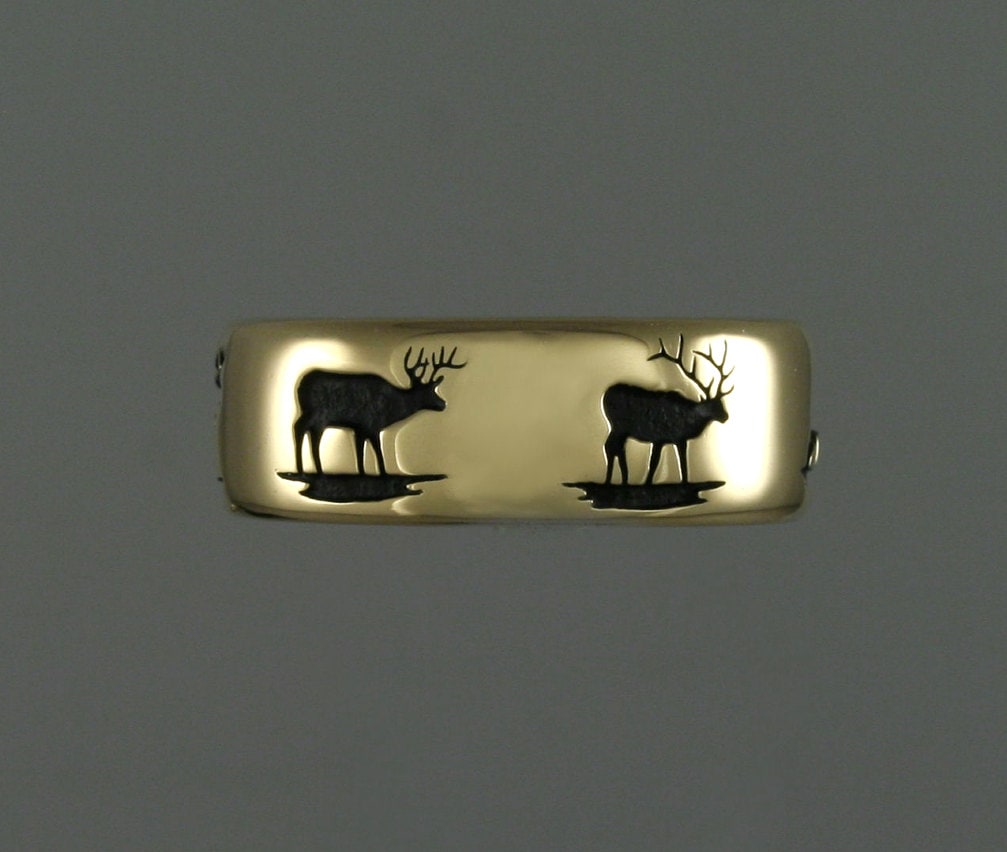 14Kt Gravierter Herren Trauring Mit Hirsch, Elch, Bär, Bergziege, Schafbock Und Elch - Wildtierskulpturen in Gold Von Frank Mccubbins 14Kt Gravierter Herren Trauring Mit Hirsch, Elch, Bär, Bergziege, Schafbock Und Elch - Wildtierskulpturen in Gold Von Frank Mccubbins von WildlifeInGold