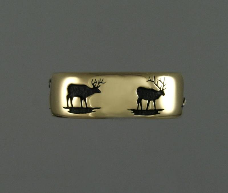 14Kt Gravierter Herren Trauring Mit Hirsch, Elch, Bär, Bergziege, Schafbock Und Elch - Wildtierskulpturen in Gold Von Frank Mccubbins 14Kt Gravierter Herren Trauring Mit Hirsch, Elch, Bär, Bergziege, Schafbock Und Elch - Wildtierskulpturen in Gold Von Frank Mccubbins von WildlifeInGold