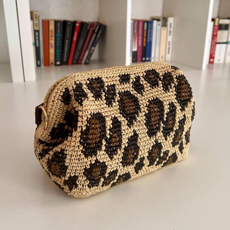 Handmade Leopard Print Clutch - Stylish & Eco-Friendly Handmade Leopard Print Clutch - Stylish & Eco-Friendly von Wildrosenwelt
