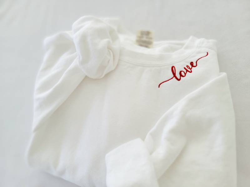 Benutzerdefinierte Komfort Farben Sweatshirt-Liebe Gestickt Sweatshirt-Valentinstag Rundhalsausschnitt-Garment Dyed Sweatshirt-Sweatshirt von Wildsongoods