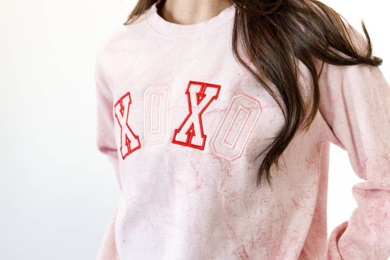Benutzerdefinierte Komfort Farben Sweatshirt-xoxo Sweatshirt-Valentinstag-Garment Dyed Sweatshirt-Custom Gesticktes Rundhals-Sweatshirt von Wildsongoods