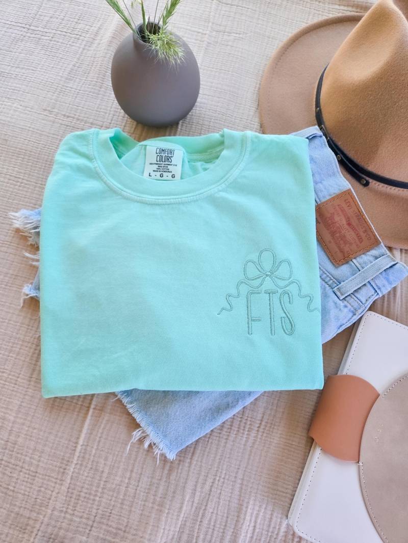 Bestickte Trendy Bogen-Monogramm-Komfort-Farben-T-Shirt-Coquette Aesethetic-Bow Pocket-Girly T-Shirt Bestickte Kleidung von Wildsongoods