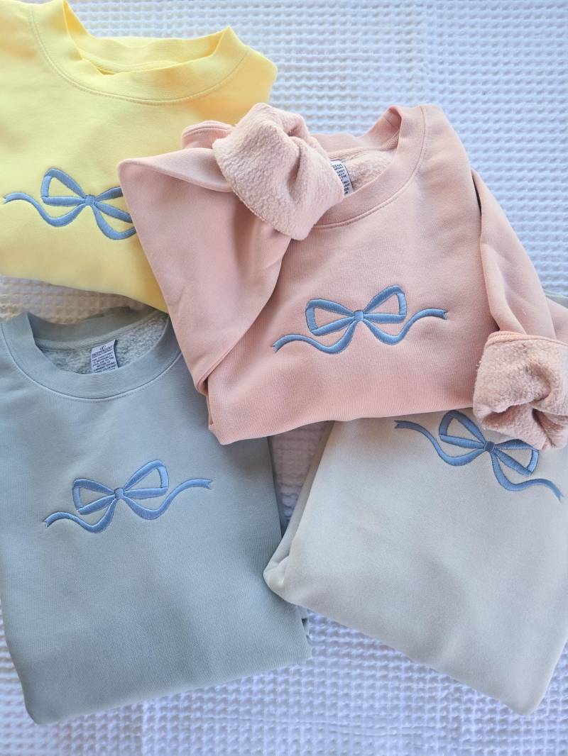 Großer Bogen Besticktes Sweatshirt-Trendy Bogen-Benutzerdefiniertes Sweatshirt-Besticktes Sweatshirt - Bestickter-Inhänger-Trading-Co-Crewneck von Wildsongoods