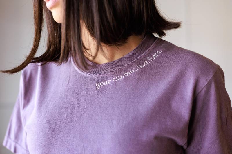 Individuell Gesticktes Komfortfarben-Text-T-Shirt-Business Name-Personalisiertes T-Shirt Gestickte Kleidung von Wildsongoods