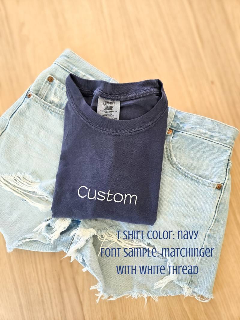 Individuell Gesticktes Komfortfarben-Text-T-Shirt-Business Name-Personalisiertes T-Shirt Gestickte Kleidung von Wildsongoods