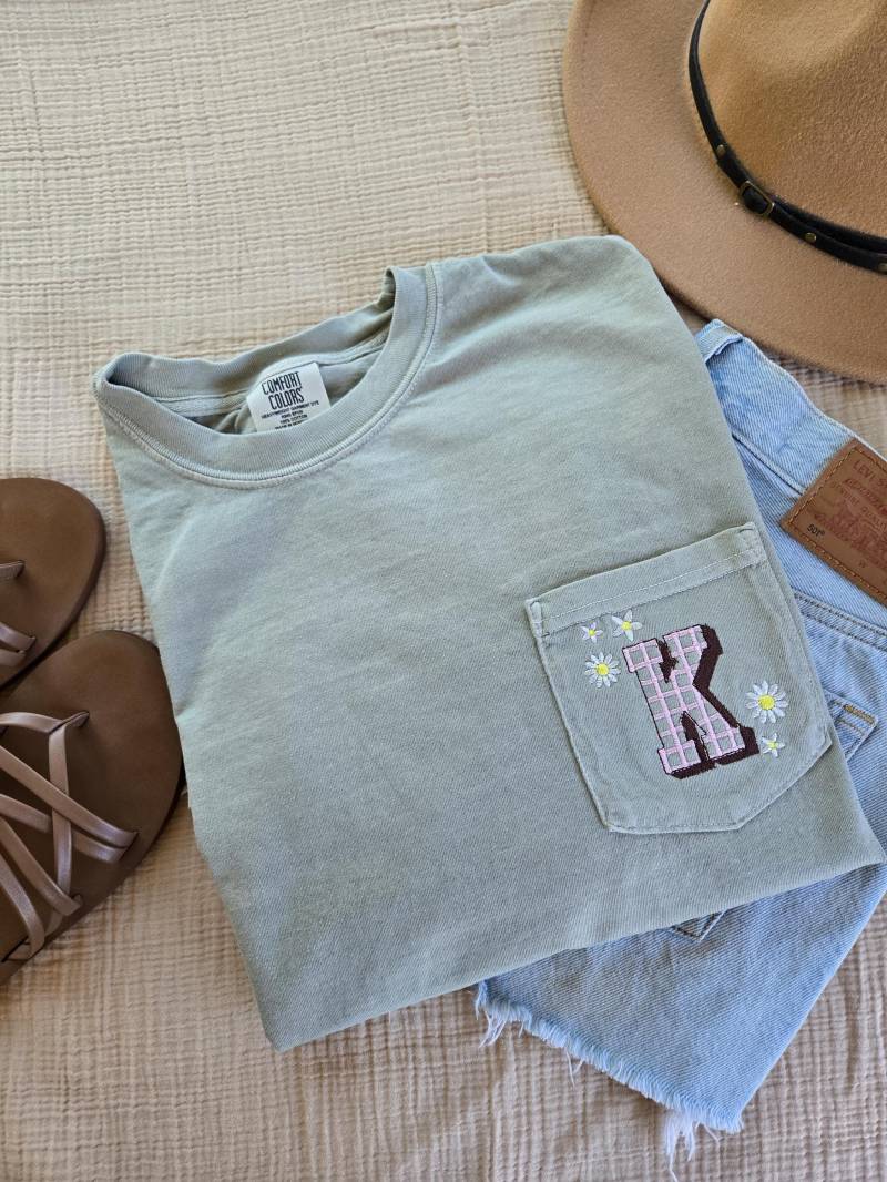 Kariertes Anfangstasche-T-stück-Gesticktes Komfort-Farben-T-Shirt-Gesticktes Blumenhemd-Personalisiertes T-stück von Wildsongoods