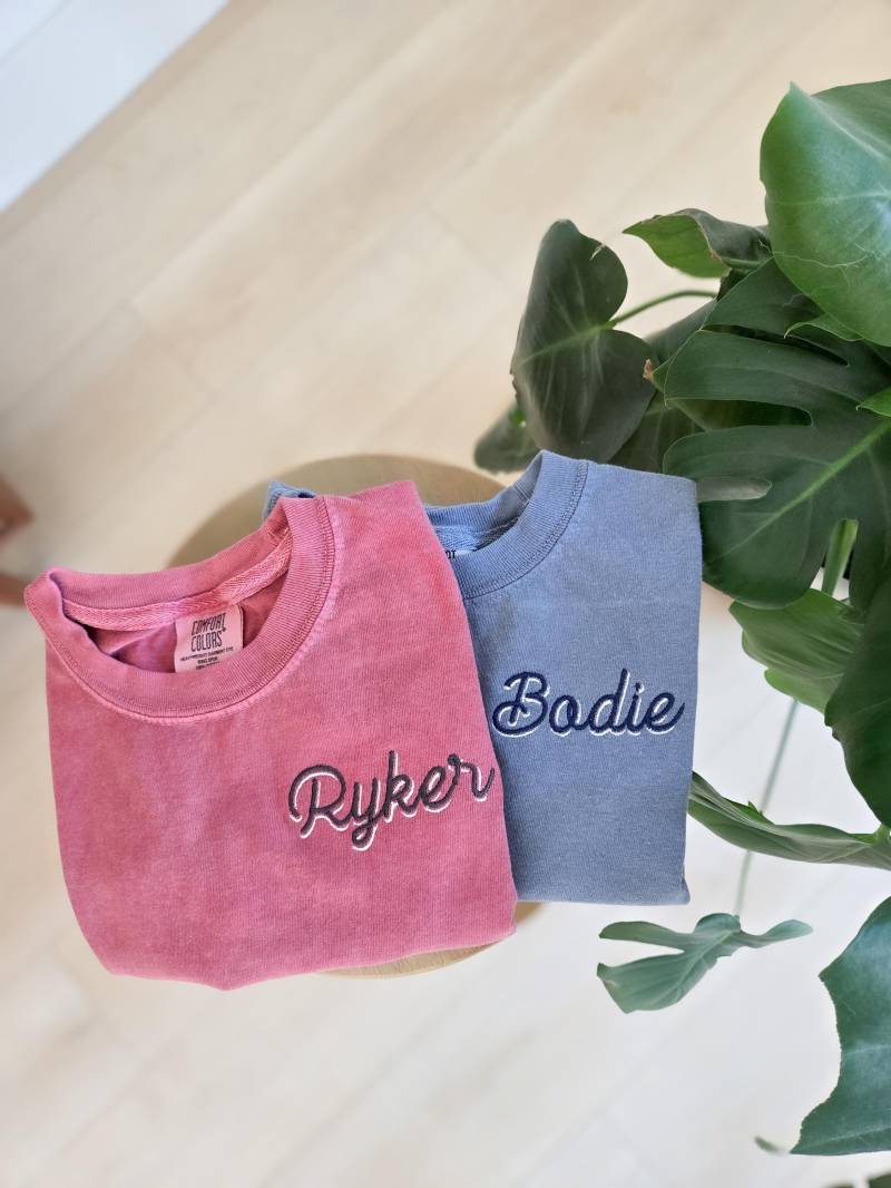 Komfortfarben Jugend Kinder Besticktes T-Shirt-Besticktes Gebogenes Namens-T-Shirt-Besticktes Kleinkind-T-Shirt-Personalisiert-Zurück in Die Schule von Wildsongoods