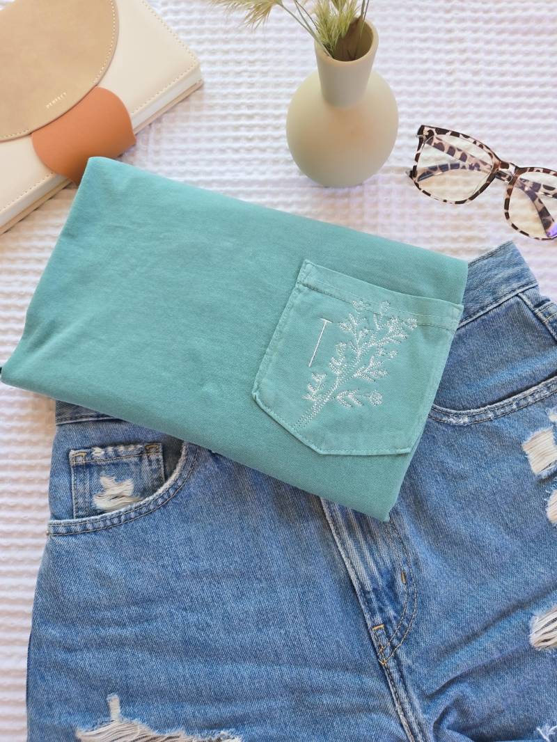 Single Initial Blumentasche T-Shirt-Frühling Must Have-Geschenk Für Her-Custom Bestickt von Wildsongoods